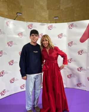 Emma García Instagram - Qué gala más cálida, familiar y bonita con mis querid@s amig@s de @cadena100 ayer en el Museo Guggenheim de Bilbao. 
¡¡¡Muchísimas gracias por el premio y por el cariño!!! 
No se puede disfrutar más de la música, la compañía, la cena, la ciudad y la gran familia que sois, somos, en Cadena 100. 
¡¡¡Por muchos bailes más a vuestro lado!!!❤️❤️❤️