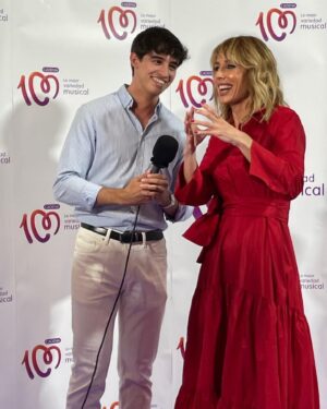 Emma García Instagram - Qué gala más cálida, familiar y bonita con mis querid@s amig@s de @cadena100 ayer en el Museo Guggenheim de Bilbao. 
¡¡¡Muchísimas gracias por el premio y por el cariño!!! 
No se puede disfrutar más de la música, la compañía, la cena, la ciudad y la gran familia que sois, somos, en Cadena 100. 
¡¡¡Por muchos bailes más a vuestro lado!!!❤️❤️❤️