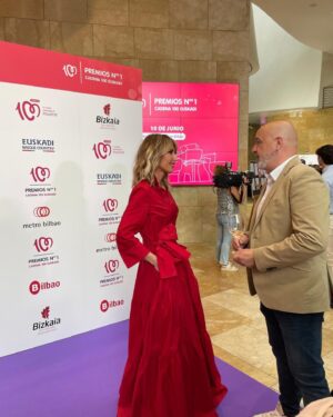 Emma García Instagram - Qué gala más cálida, familiar y bonita con mis querid@s amig@s de @cadena100 ayer en el Museo Guggenheim de Bilbao. 
¡¡¡Muchísimas gracias por el premio y por el cariño!!! 
No se puede disfrutar más de la música, la compañía, la cena, la ciudad y la gran familia que sois, somos, en Cadena 100. 
¡¡¡Por muchos bailes más a vuestro lado!!!❤️❤️❤️