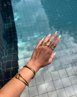 Emma Keitmann Instagram - I’m back for summer 🌞💧
My bikini & jewelry from @keitswim