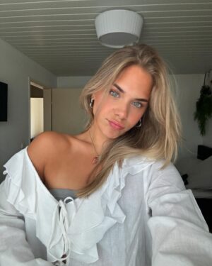 Emma Keuven Instagram - 🌺🐚🧸✨🥥☀️