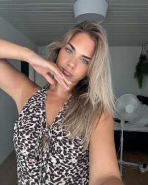 Emma Keuven Instagram - me again 🌞🌞🌞