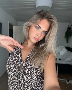 Emma Keuven Instagram - me again 🌞🌞🌞