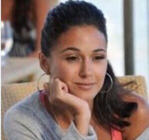 Emmanuelle Chriqui Instagram - This day, 20 years ago #entourage came out!!!! I have said it a zillion times, I will forever be grateful to @mrdougellin for choosing me to play the incredible character of Sloan. She  will live in my heart forever. These years on the show were some of the best of my life. This cast and crew is what dreams are made of. There is too much to say.. so enjoy the pics!  #fam4life❤️