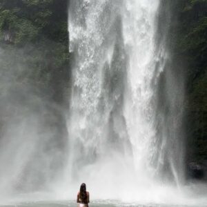 Emmanuelle Cureau Instagram - L’homme des villes se pense puissant parce qu’il a construit des buildings, des routes , des avions et des usines de production . 

Pendant qu’il s’épuisait à bâtir un empire egotique il en oubliait une chose très importante . 

Il ne sera jamais que locataire . 

Locataire de la Terre . 

Cet espace prêté pour quelles années, 
Qui continuera paisiblement sont évolution même après sa disparition . 

Sûrement même qu’elle ne se souviendra jamais de lui , ni de toi , ni de moi .

Comme une mère qui nous regarde jouer , nous disputer , parfois même la titiller, elle finira par répondre de sa force si les limites sont butinées. 

J’ai compris que tôt ou tard elle aura le dernier mot. 

Le voyage m’a permis d’appréhender sa grandeur , sa puissance, je me suis sentie si petite à côté d’elle ,  au point d’en avoir parfois même un peu peur … 

 Cependant mon ego a compris et cela m’a permit de retrouver ma JUSTE place 🤎