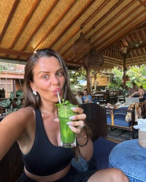 Emmanuelle Cureau Instagram - J’ai beaucoup de mal à réalisé que mon aventure a Bali se termine ici . 

Une part de moi est apeurée à l’idée de reprendre la vie que j’avais laissé .

Peur de perdre cette intensité , cette légèreté 

Et s’y je ne m’y plais plus ? Si je ne me reconnais plus ? À

Je ne vais pas vous faire le coup du Bali m’a transformé car en réalité je n’en ai aucune idée . 

Je sais simplement que je me suis levé au lendemain de mes 36 ans et je suis partie ; j’ai tout stoppé pour VIVRE une aventure unique à l’étranger ; 

Une fuite ou une folie .
Partir à 20 000km de chez soi . 
Dépenser plusieurs mois de travail acharné . 

Se couper du monde, mais à la fois en être encore plus proche . 
Connecter avec des étrangers ou des expatriés, et leur porter regard familier .
 
Nous étions ceux qui avions osé. 

Alors qu’importe si demain la routine reprend le dessus, ou si mon avenir se trouve bousculer . 
Quoi il arrive je fais partie des chanceux qui l’auront vécu . 

Ceux qui auront goûter à ce sentiment 
Intense de Liberté … 🤍🇮🇩✨