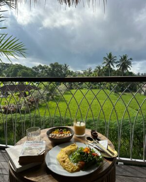 Emmanuelle Cureau Instagram - J’ai beaucoup de mal à réalisé que mon aventure a Bali se termine ici . 

Une part de moi est apeurée à l’idée de reprendre la vie que j’avais laissé .

Peur de perdre cette intensité , cette légèreté 

Et s’y je ne m’y plais plus ? Si je ne me reconnais plus ? À

Je ne vais pas vous faire le coup du Bali m’a transformé car en réalité je n’en ai aucune idée . 

Je sais simplement que je me suis levé au lendemain de mes 36 ans et je suis partie ; j’ai tout stoppé pour VIVRE une aventure unique à l’étranger ; 

Une fuite ou une folie .
Partir à 20 000km de chez soi . 
Dépenser plusieurs mois de travail acharné . 

Se couper du monde, mais à la fois en être encore plus proche . 
Connecter avec des étrangers ou des expatriés, et leur porter regard familier .
 
Nous étions ceux qui avions osé. 

Alors qu’importe si demain la routine reprend le dessus, ou si mon avenir se trouve bousculer . 
Quoi il arrive je fais partie des chanceux qui l’auront vécu . 

Ceux qui auront goûter à ce sentiment 
Intense de Liberté … 🤍🇮🇩✨