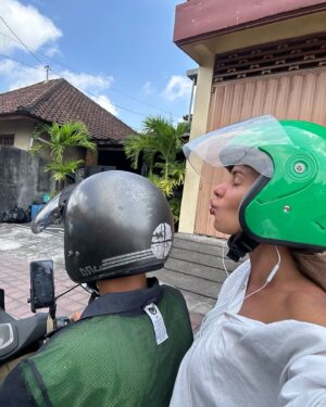 Emmanuelle Cureau Instagram - J’ai beaucoup de mal à réalisé que mon aventure a Bali se termine ici . 

Une part de moi est apeurée à l’idée de reprendre la vie que j’avais laissé .

Peur de perdre cette intensité , cette légèreté 

Et s’y je ne m’y plais plus ? Si je ne me reconnais plus ? À

Je ne vais pas vous faire le coup du Bali m’a transformé car en réalité je n’en ai aucune idée . 

Je sais simplement que je me suis levé au lendemain de mes 36 ans et je suis partie ; j’ai tout stoppé pour VIVRE une aventure unique à l’étranger ; 

Une fuite ou une folie .
Partir à 20 000km de chez soi . 
Dépenser plusieurs mois de travail acharné . 

Se couper du monde, mais à la fois en être encore plus proche . 
Connecter avec des étrangers ou des expatriés, et leur porter regard familier .
 
Nous étions ceux qui avions osé. 

Alors qu’importe si demain la routine reprend le dessus, ou si mon avenir se trouve bousculer . 
Quoi il arrive je fais partie des chanceux qui l’auront vécu . 

Ceux qui auront goûter à ce sentiment 
Intense de Liberté … 🤍🇮🇩✨