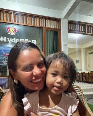 Emmanuelle Cureau Instagram - J’ai beaucoup de mal à réalisé que mon aventure a Bali se termine ici . 

Une part de moi est apeurée à l’idée de reprendre la vie que j’avais laissé .

Peur de perdre cette intensité , cette légèreté 

Et s’y je ne m’y plais plus ? Si je ne me reconnais plus ? À

Je ne vais pas vous faire le coup du Bali m’a transformé car en réalité je n’en ai aucune idée . 

Je sais simplement que je me suis levé au lendemain de mes 36 ans et je suis partie ; j’ai tout stoppé pour VIVRE une aventure unique à l’étranger ; 

Une fuite ou une folie .
Partir à 20 000km de chez soi . 
Dépenser plusieurs mois de travail acharné . 

Se couper du monde, mais à la fois en être encore plus proche . 
Connecter avec des étrangers ou des expatriés, et leur porter regard familier .
 
Nous étions ceux qui avions osé. 

Alors qu’importe si demain la routine reprend le dessus, ou si mon avenir se trouve bousculer . 
Quoi il arrive je fais partie des chanceux qui l’auront vécu . 

Ceux qui auront goûter à ce sentiment 
Intense de Liberté … 🤍🇮🇩✨
