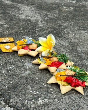 Emmanuelle Cureau Instagram - J’ai beaucoup de mal à réalisé que mon aventure a Bali se termine ici . 

Une part de moi est apeurée à l’idée de reprendre la vie que j’avais laissé .

Peur de perdre cette intensité , cette légèreté 

Et s’y je ne m’y plais plus ? Si je ne me reconnais plus ? À

Je ne vais pas vous faire le coup du Bali m’a transformé car en réalité je n’en ai aucune idée . 

Je sais simplement que je me suis levé au lendemain de mes 36 ans et je suis partie ; j’ai tout stoppé pour VIVRE une aventure unique à l’étranger ; 

Une fuite ou une folie .
Partir à 20 000km de chez soi . 
Dépenser plusieurs mois de travail acharné . 

Se couper du monde, mais à la fois en être encore plus proche . 
Connecter avec des étrangers ou des expatriés, et leur porter regard familier .
 
Nous étions ceux qui avions osé. 

Alors qu’importe si demain la routine reprend le dessus, ou si mon avenir se trouve bousculer . 
Quoi il arrive je fais partie des chanceux qui l’auront vécu . 

Ceux qui auront goûter à ce sentiment 
Intense de Liberté … 🤍🇮🇩✨