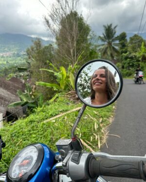 Emmanuelle Cureau Instagram - J’ai beaucoup de mal à réalisé que mon aventure a Bali se termine ici . 

Une part de moi est apeurée à l’idée de reprendre la vie que j’avais laissé .

Peur de perdre cette intensité , cette légèreté 

Et s’y je ne m’y plais plus ? Si je ne me reconnais plus ? À

Je ne vais pas vous faire le coup du Bali m’a transformé car en réalité je n’en ai aucune idée . 

Je sais simplement que je me suis levé au lendemain de mes 36 ans et je suis partie ; j’ai tout stoppé pour VIVRE une aventure unique à l’étranger ; 

Une fuite ou une folie .
Partir à 20 000km de chez soi . 
Dépenser plusieurs mois de travail acharné . 

Se couper du monde, mais à la fois en être encore plus proche . 
Connecter avec des étrangers ou des expatriés, et leur porter regard familier .
 
Nous étions ceux qui avions osé. 

Alors qu’importe si demain la routine reprend le dessus, ou si mon avenir se trouve bousculer . 
Quoi il arrive je fais partie des chanceux qui l’auront vécu . 

Ceux qui auront goûter à ce sentiment 
Intense de Liberté … 🤍🇮🇩✨
