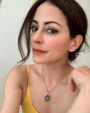 Emmanuelle Vaugier Instagram - Who, what, when, where, why?
.
.
.
.
.
.
.
#Smize #RedLip #YellowDress #EmmanuelleVaugier