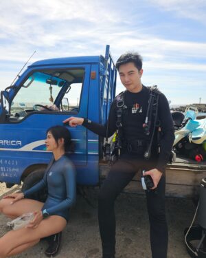 Emmie Reis Instagram - You again!
是養眼白胡椒大馬王子謝佳見！
（怎麼名稱愈來愈長😂）
@_________mv_________ 

因為他說在他的家鄉，
小時候家裡都有種白胡椒

這一集小琉球的播出，
我們一起去了解跟撿海廢製作成杯墊
還跟Max做了海龜燒🐢
（所得都捐獻給海龜保育喔！）
（捐至台灣咾咕嶼協會）

外景真的很累，
有時候又熱又累快要中暑
但是這很有意義

當天太陽炙熱的烤著，
但大家還是出門來買我們的海龜燒
謝謝你們🫶🏻

#上山下海過一夜

ootd/ @sandroparis