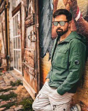 Emraan Hashmi Instagram - The world is your canvas 🎨🖌️