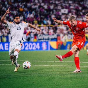 Emre Can Instagram - NÄCHSTER SCHRITT: VIERTELFINALE 🦾🇩🇪 WICHTIGER SIEG IN MEINEM WOHNZIMMER 🏟️ 

NEXT STEP: QUARTER-FINALS 🦾🇩🇪 IMPORTANT VICTORY IN MY LIVING ROOM 🏟️

#weCan #euro2024