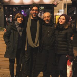 Emre Kınay Instagram - Usta’yı kaybettik…
Ben ustamı kaybettim…10 yaşımda babamı kaybetmiştim.Cok net değil canımın acısı hatiralarimda…Ama benzer bir acı hissediyorum şu an 44 yil sonra…
Çok didistik tartıştık…bana cok kızdığın zamanlar oldu…hele aday olduğumda:) 
Haklıydın …Hep haklıydın… Ama cok guzel gunlerimiz de oldu.But yukarıdaki fotoğrafın günü mesela … Bir cok cocuk seni izleyemedi…Ama benim kuzum senin ve @tulaygunal9 ın olağanüstü performansınızı izledi o gece…Ne kadar şanslı olduğunu daha da büyüdüğünde daha iyi anlayacak…
Hep sana imrendim…Konuşmadığımızda bile gelip izleyip kactim gittim…Sahnede Mehmet’ten Işıl’dan Hele senden çok ama çok şey… neredeyse herseyi sizden öğrendim…
Hep ne soylemek istersen onu söyleyip onu anlattin…Arsızi,hırsızı, ugursuzu katili namussuzu Aziz Nesin in hikayesinden; “hazreti dangalak”lar ve daha bir cok namussuz seni hic sevemedi:) iyi ki de sevmedi…İstemezdin de zaten… Hic susamadın iyi ki…Herkes sustu!hep! her zaman! sen hiç… İyi ki de susamadın…
Çok sevdim seni…hep her zaman (en kızdığım da bile) Baba gibi…Oyle sevdim…
Dün uzun yoldan gelirken @fazilsay la gercekleştirdiğiniz o muhteşem oratoryoyu dinliyordum yine…Muhteşem Nazım orayoryosunu…Dün de aklımdaydim Ayse’le konuştum haber aldim Necip i aradım daha dün…Hissettim…Hissetmez olaydim…
Bu sabah da gittiğinin haneri geldi…
Hem de belki de 3. Dünya savaşının cikacagi gün… Anlattin sen hep bunlari sahneden Brecht olup Nazım olup Aziz Nesin olup
Hatta Mandela olup anlattin…Savaşın nasil bir felaket olduğunu hayatin boyunca …
“Onur” kelimesi sende vücut buldu insanlik adına…
Simdi artık söz bitti…Gittin…
Mehmet abi seni bekliyordu zaten Beklan Abi Ayla abla Aziz dede Hele Nazim bu dünyada sen onların sesi oldun…Ailesi hatta …Hic unutturmadın…Simdi kavuştun sevgililerine…Nasıl soyler nasıl yazar nasıl oynarsınız.Bu dünyanın tadı tuzu da  kalmadı zaten… 
Hoşçakal Ustam Hoşçakal Babam 
Elbet bir gün buluşacağız…Hoşçakal