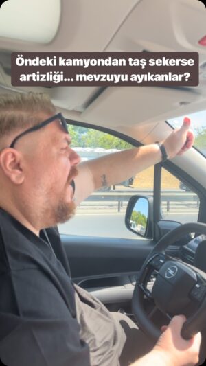 Emre Mutlu Instagram - Öndeki kamyondan taş seker artizliği… ayıkanlar yoruma w/ @burakkaydinnnnn