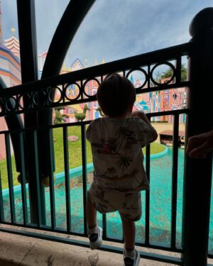 Emy LTR Instagram - Mon amour, hier tu as eu 2 ans et pourtant j’ai l’impression que tu es né il y a quelques semaines.
Chaque jour à tes côtés est un cadeau (même si en ce moment tu veux que je vienne dormir à côté de toi à partir de 5h du matin), chaque progrès que tu fais est une révolution mondiale à mes yeux, et chaque mot que tu inventes devrait être inscrit dans notre dictionnaire.
Tout est beau dans tes yeux et tu es beau dans les miens.
Je suis fière de toi, fière de cette famille et même séparés ton père et moi restons tes meilleurs acolytes pour la vie ❤️
Je t’aime ma vie.