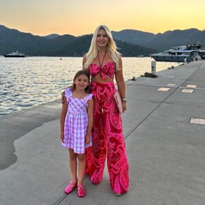 Enise Ütük Instagram - Yine kendi tasarımlarımızla devam edelim. Annem, kardeşim ve ben… 🫶🏻💞🤗 #pink #tasarım #takım