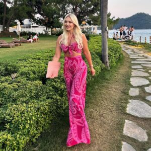 Enise Ütük Instagram - Yine kendi tasarımlarımızla devam edelim. Annem, kardeşim ve ben… 🫶🏻💞🤗 #pink #tasarım #takım