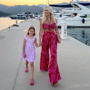 Enise Ütük Instagram - Yine kendi tasarımlarımızla devam edelim. Annem, kardeşim ve ben… 🫶🏻💞🤗 #pink #tasarım #takım