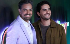 Enrique Arrizon Instagram - Ser protagonista en tu serie favorita es un regalo de la vida! Pero trabajar con una leyenda como @ederbez supera cualquier expectativa, después de 3 temporadas maravillosas donde ponemos el nombre de México bien en alto con mucho orgullo puedo decir que somos lo MÁXIMO! 
Gracias por tanto @appletv @lionsgatetv @3pas_studios #AcapulcoTV