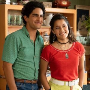 Enrique Arrizon Instagram - I agree @lionsgatetv Máximo can’t imagine being an only child. Happy siblings day 🫶🏼 
Aquí fotos con mi hermana, compañera, amiga e increíble actriz @reginareynoso11