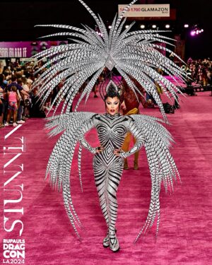 Envy Peru Instagram - Representing Holland 🇳🇱 and Peru 🇵🇪 at this years @rupaulsdragcon LA 2024 🖤🤍 What a magical weekend it has been 🤍🖤

Look: @dglamour
Photo: @stunnin.mag
Video: @kevinstuder22

#rupauldragrace #rupaulsdragcon #dragcon #pinkcarpet