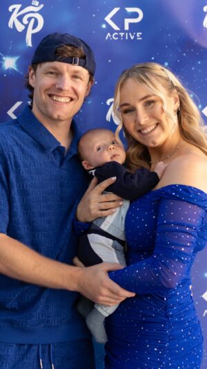 Enzo Knol Instagram - BLUE GALAXY PARTY! 💙🪩

Gister hebben wij opnieuw onze verjaardagen gevierd met een groot feest! Morgen komt de aftermovie online op mijn YouTube kanaal 💙