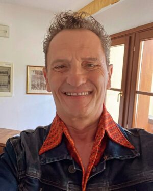 Enzo Salvi Instagram - 📛ATTENZIONE 📛
Non provocare mai più del dovuto una persona BUONA . Lei osserva, medita, riflette. Ma quando agisce lo fa con un solo intento. Distruggere chi le ha fatto del male!
Mi fa tanta pena quella gente che per emergere e farsi notare deve per forza buttar fango su altre persone, che sono di gran lunga migliori di loro, e proprio questo urta e infastidisce i falliti!
Lo so bene che la mia presenza vi urta, ma che ci volete fare. Fatevene una fottutissima ragione, perché io esisto! Voi… NO !!! Siete solo MERD€ !!!!
E Quando deciderò di combattere una battaglia non farò fede ad un esercito, ma alla mia capacità di affrontare il nemico con la MIA FORZA E PROFESSIONALITÀ’ ! Non accetto consigli da chi non può darti esempio delle sue capacità ! NON ASCOLTO CHI NON AMA GLI ANIMALI !  Il solo suono mi disturba. Non tollero intromissioni nell’anima da chi la sua non la mette mai in gioco….. Da quando ho conosciuto troppi “paraculi” non solo non mi fido più di nessuno, ma gli “stronzi” li riconosco a distanza... dalla  puzza 😜
Ho sempre aiutato tutti , per il piacere di aiutare… ma molti “tutti “
lo hanno dimenticato 😜
Attaccare , provocare…. ecco questo fa chi nella vita non ha un emerito cazz@ da fare.
Devo imparare a lasciare che la “verità “ degli altri mi scivoli lentamente dalle orecchie alle vie urinarie e finisca nell’unico posto dove è possibile conservarla: nella bianca porcellana di un wc.
Prima ti danno ragione e poi ti puntano il dito contro. Prima ti leccano il culo e poi ti pugnalano alle spalle. E quando ti serve una mano puoi contare solo e sempre su Te stesso 💪 

Il  MIO Amato pubblico va dal pediatrico al geriatrico …..me lo sono conquistato negli anni con rispetto e con riconoscenza !

Se tutti mi Amano e’perché io li Amo
Sono la mia linfa vitale 💪❤️💪

BACI A TUTTI 😘 VVB ❤️grazie di esistere 

Enzo Salvi