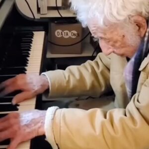 Erdal Özyağcılar Instagram - 94 yaşındaki Philip Springer,
Beethoven’ın “Moonlight sonata”sını seslendiriyor…👏👏👏❤️❤️