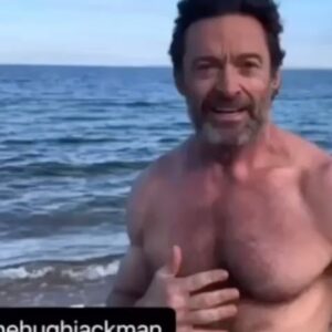 Erdal Özyağcılar Instagram - Dünya starı wolveren “hugh jackman “kardeşimiz, yeni yılı denize girerek kutlamış…Bende naçizane 31 Aralık günü denize girip yeni yılınızı kutlamıştım.
Şimdi izlediğiniz video da Wolverene şunları söylüyorum
“ merhaba hugh jackman.Nasılsın,ben Erdal özyağcılar,bende senin gibi aktörüm Türkiye’de.Yalnız bak kardeşim burası Miami değil,burası Assos
Deniz suyu sıcaklığı 15 derece,bilmem anlatabildimmi?
Gel bana katıl.Yeni yılın kutlu olsun,her şey gönlünce olsun” @thehughjackman