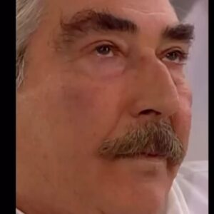 Erdal Özyağcılar Instagram - Her oyuncunun  oynarken büyük keyif aldığı oyuncu arkadaşları vardır.Gerçi ben büyük küçük farketmez,canı ile oynayan her oyuncuyu severim.Ama sette oynarken,kaymaklı ekmek kadayıfı gibi tat veren arkadaşlarımı hiç unutmam.
Seyredin bak belli olmuyor mu?@yabancidamatailesi  @sumruyavrucuk  @aksumilker