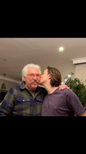Erdal Özyağcılar Instagram - Emrah’ımın oğlu,sevgili büyük torunum EMRE…Bu gün 18. yaşını doldurdu..…Bu gün mutluluk benden yana,❤️ @emreozyagcilar @eozyagcilar