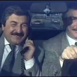 Erdal Özyağcılar Instagram - Başımızı cep telefonlarından kaldıramıyoruz maalesef….görüntülü konuşmalara doyamıyoruz . Soruyoruz birbirimize,cep telefonu olmadığı zamanlarda ne yapıyormuşuz diye…Buyrun izleyin ne yapıyormuşuz.
“BİZİMKİLER” 1989.  @bizimkiler.dizisi  @cihat_tamer  @ozyagciler
