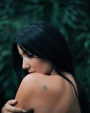 Eréndira Ibarra Instagram - The greatest aventure has been falling back in love with myself. Falling in love with the storm and appreciating the struggle has brought a peace of mind that a year ago I would have never imagined possible. Gratitude changes attitude, and all we need to do to be alive is to breathe…
#FlowThroughUntilYouBreakthrough
Sweet dreams bandita bella…
🌊🌅🌊
.
.
.
📸 by La queena @anagdeleon