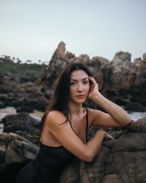 Eréndira Ibarra Instagram - Sueño con las olas que acarician mis pensamientos y me llenan de paz…
.
.
.
🌊🤍🫂✨
.
.
.
📸 @edavidm 
#Sweetdreams