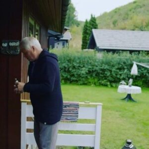 Erik Hagen Instagram - Erik tar hevn etter vannballongen i går med ett sleipt triks folkens👹Hvilken prank var best ?