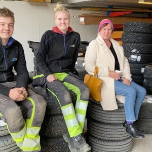 Erik Hagen Instagram - Nå er vi på Biri dekk legger om til vinter Dette er en reklame for Biri dekk god service 👍🐝🌺🦊❤️