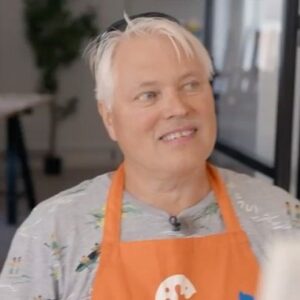 Erik Hagen Instagram - I episode 4 har jeg bedt med Snefrid på romantisk influenserdate på @paintnsip.no mvh Erik Finnes på Discovery  nå🐥
