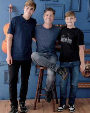 Erik Marmo Instagram - Feliz dia dos pais!!! 💙 Father’s Day in Brazil today. I know I’m lucky I got two. 📷 @mariaguiarfotografias