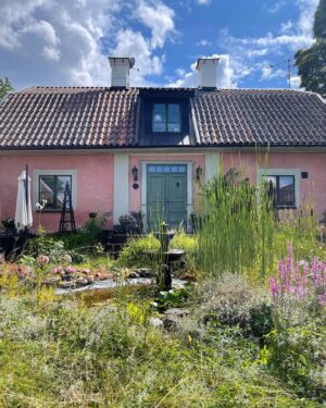 Erika Åberg Instagram - Vårt första stopp på Trädgårdstrippen i helgen, var på en 1700-talsgård med rosaputsat bostadshus och röda uthus. Jag tycker det är särskilt intressant att se om eller hur trädgårdsentusiaster anpassar formspråk och växtval till arkitekturen. Så var det här!

Rabatter kantade den raka grusgången fram till huset och avslutades med en rundel med en fontän. Bakom ett av uthusen fanns dahlior och andra snittblommor i pallkragar.

Allra mest förtjust blev jag i växthuset, byggt av återbrukade fönster och med en mycket harmonisk färgsättning! 

#trädgårdsinspiration #trädgård