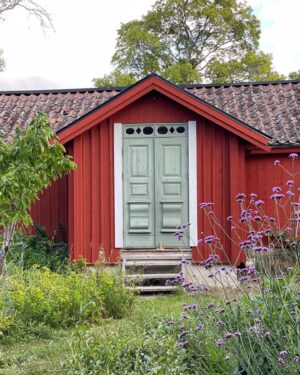 Erika Åberg Instagram - Vårt första stopp på Trädgårdstrippen i helgen, var på en 1700-talsgård med rosaputsat bostadshus och röda uthus. Jag tycker det är särskilt intressant att se om eller hur trädgårdsentusiaster anpassar formspråk och växtval till arkitekturen. Så var det här!

Rabatter kantade den raka grusgången fram till huset och avslutades med en rundel med en fontän. Bakom ett av uthusen fanns dahlior och andra snittblommor i pallkragar.

Allra mest förtjust blev jag i växthuset, byggt av återbrukade fönster och med en mycket harmonisk färgsättning! 

#trädgårdsinspiration #trädgård
