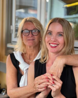 Erika Åberg Instagram - I lördags önskar jag att jag hade kunnat klona mig, det var så mycket roligt som hände på olika platser: Stackning i byn, 90-årsfest för farmor, ridkurs i stallet… Men jag hade bokat en födelsedagsresa för mamma, så jag hämtade upp henne i Gävle och vi åkte söderut.

Mamma är också trädgårdsintresserad och den här helgen sammanföll två arrangemang i trakterna kring Enköping, ”Trädgårdstrippen” och ”Tuva och Täppa” så det fanns många privata trädgårdar att besöka och många möjligheter till fika.😋

Vi besökte privata trädgårdar och Enköpings parker i två dagar. På lördag kväll anslöt Björn och vi åt middag och sov på hotell i Västerås. Det blev en toppenresa och vi har fått SÅ mycket inspiration!

Jag lade ut filmer i Stories medan det begrav sig, men de har försvunnit nu - så jag tänkte lägga upp några bilder här i flödet de kommande dagarna. Håll utkik!
