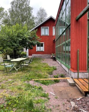 Erika Åberg Instagram - Bild 1, efter: Orangeriträdgården juli 2024
Bild 2, före: Samma plats juli 2023

I senaste inlägget visade jag några filmklipp från vår nya favoritplats där vi dricker morgonkaffet. Innan förvandlingen drog igång var det bara en knölig gräsmatta och ett gammalt äppleträd här. 

Äppelträdet bevarades men vi gjorde bland annat grusgångar som avgränsas med ”trösklar” av smågatsten. Portalen är över tre meter hög för att vara proportionerlig i förhållande till orangeriet, medan spaljén är ca två meter hög.
