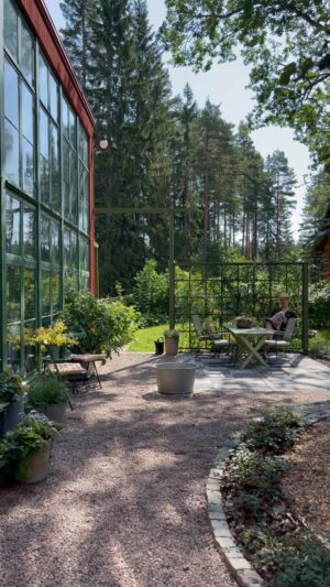 Erika Åberg Instagram - Vi har en ny favoritplats i trädgården! På sista tiden har vi försökt förstärka rumsligheten, att göra olika trädgårdsrum - och nu är platsen utanför orangeriet i stort sett klar. Jag kallar trädgårdsrummet ”Orangeriträdgården”.

Hit kommer man via orangeriets pardörrar. Ena väggen består av orangeriets glasfasad och i 90 graders vinkel från den har vi låtit bygga en hög portal och en spaljé. 

Spaljén gjorde susen för rums-känslan! Här ställde vi bord och stolar och det blev en väldigt mysig plats att dricka morgonkaffet på.💚