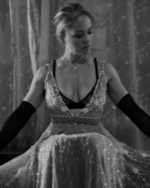 Erika Christensen Instagram - The Night Before, benefitting @mptf is the best party of the year. And it happens in March. 
Dress: @steven_khalil 
Jewelry: @saraweinstock, @effyjewelry 
Styling: @iamsaraacevedo
Photos: @coelmaness