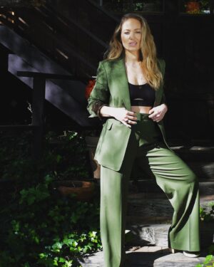 Erika Christensen Instagram - The SUIT that makes me feel fly too early in the morning, promoting #cheaperbythedozen 
Hair: @nathanieldezan 
Makeup: @hmustephanie 
Styling: @iamsaraacevedo 
Suit: @argent 
Bra: @elselingerie 
Earrings: @saraweinstock 
rings: @dru.jewelry & @nouvelheritage