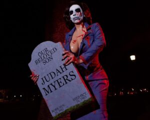 Erika Klash Instagram - 🔪🩸🎃 The Shape 
(Mikal Myers) 🎃🩸🔪
-
This gender-bent take on the slasher icon shows the character at a moment in time: directly after the events of the original 1978 Halloween film. After Dr. Loomis shot her 6 (7?) times, where did she go and what did she do (to him)? We shot this at the end of October in South Pasadena, using key locations where the John Carpenter classic was filmed.
-
🎃 Photos by @cashmonetdrag Edited by Me
🔪 Assisted by @janerivas_ & @rockmsakura 
-
🪡  @bea_dazzler 
💈  @thelomaprietta 
🔪  Dr. Loomis head @creepytwistsproductions 
🎃  Tombstone & Iron-on Patch @oyemoye_art