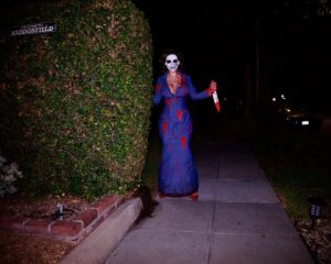 Erika Klash Instagram - 🔪🩸🎃 The Shape 
(Mikal Myers) 🎃🩸🔪
-
This gender-bent take on the slasher icon shows the character at a moment in time: directly after the events of the original 1978 Halloween film. After Dr. Loomis shot her 6 (7?) times, where did she go and what did she do (to him)? We shot this at the end of October in South Pasadena, using key locations where the John Carpenter classic was filmed.
-
🎃 Photos by @cashmonetdrag Edited by Me
🔪 Assisted by @janerivas_ & @rockmsakura 
-
🪡  @bea_dazzler 
💈  @thelomaprietta 
🔪  Dr. Loomis head @creepytwistsproductions 
🎃  Tombstone & Iron-on Patch @oyemoye_art